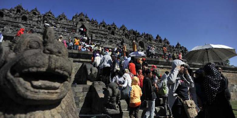 Separuh Lantai Tangga Candi Borobudur Rusak